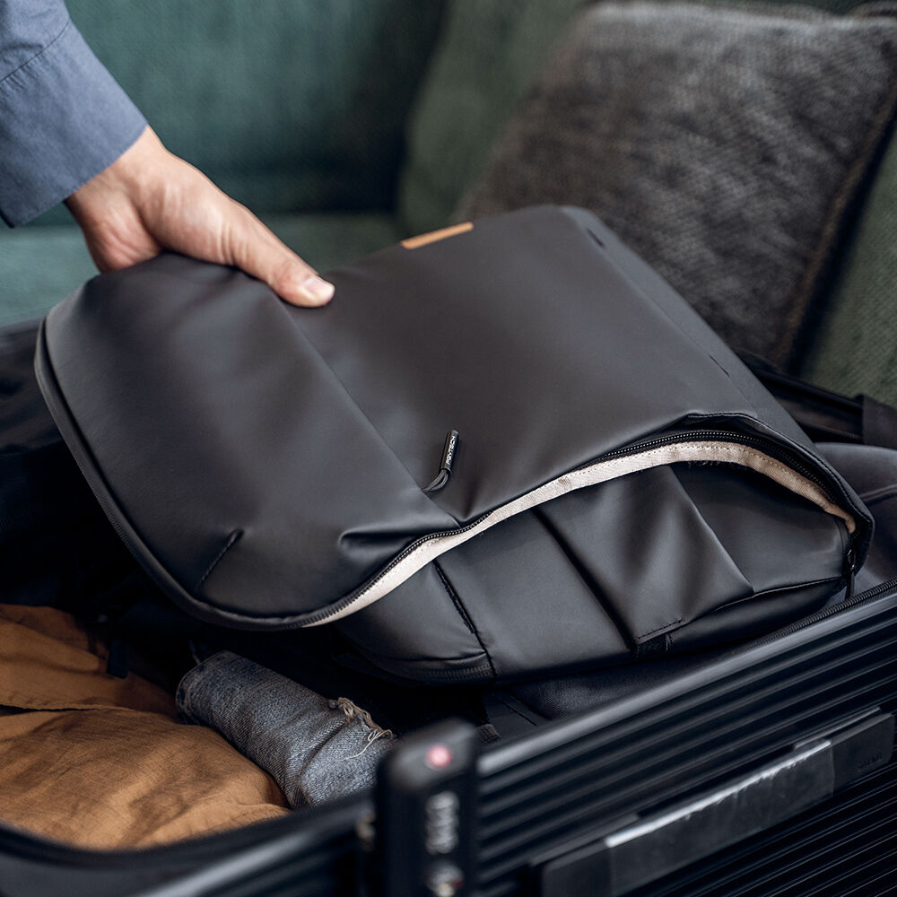 Bandolera PGYTECH OneGo (6L, Obsidian Negro) - en uso