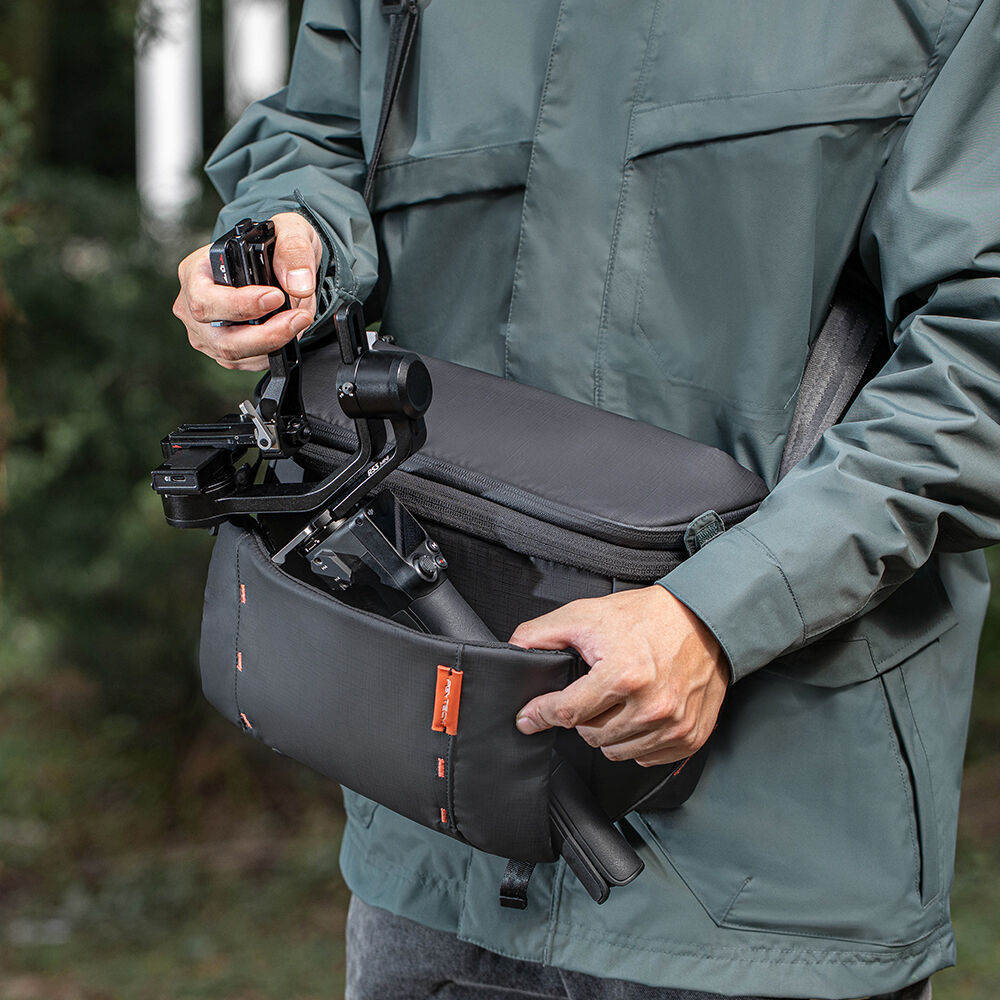 Bandolera PGYTECH OneMo Sling (Space Negro, 11L) - puertos y conexiones