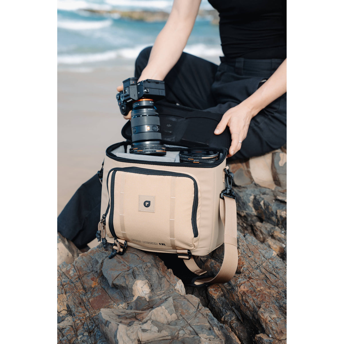 Bandolera PolarPro RoadRunner (Desert, 12L) - puertos y conexiones