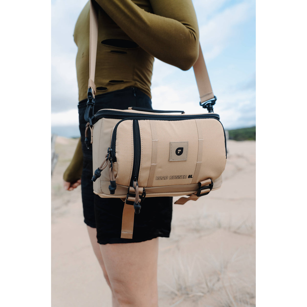 Bandolera PolarPro RoadRunner (Desert, 6L) - puertos y conexiones