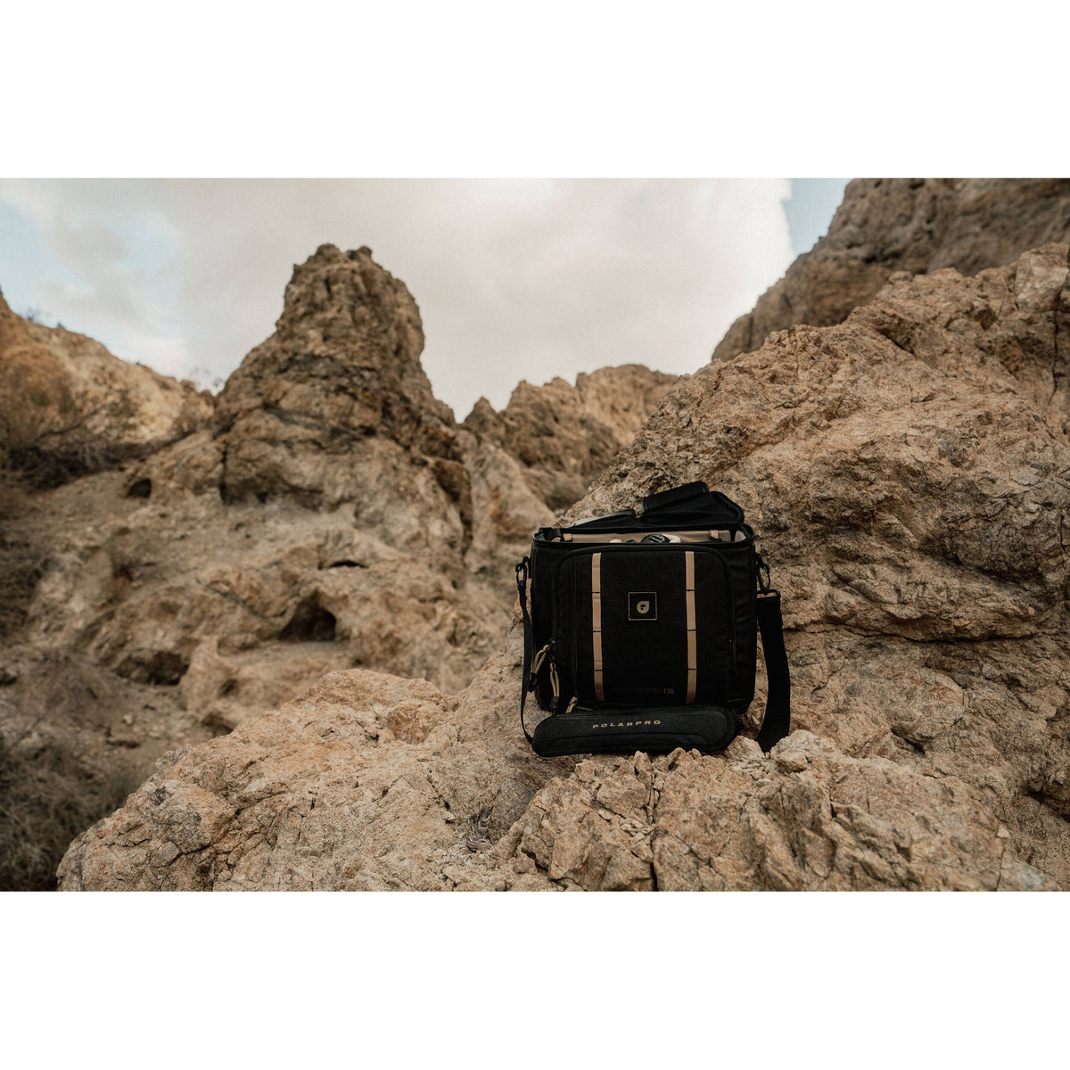 Bandolera PolarPro RoadRunner (Negro, 12L) - puertos y conexiones
