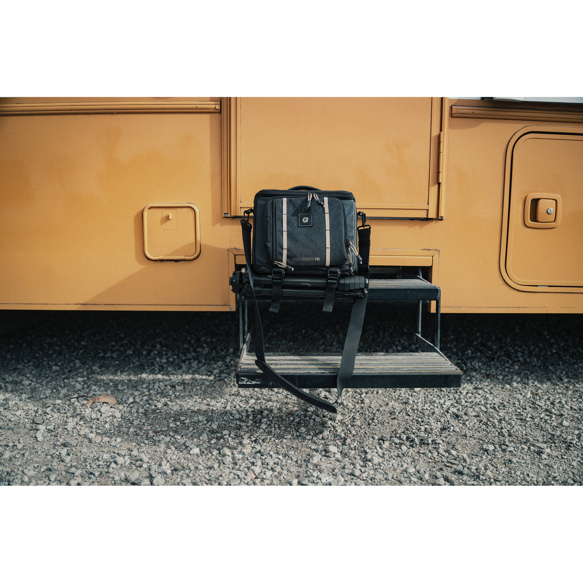 Bandolera PolarPro RoadRunner (Negro, 12L) - detalle