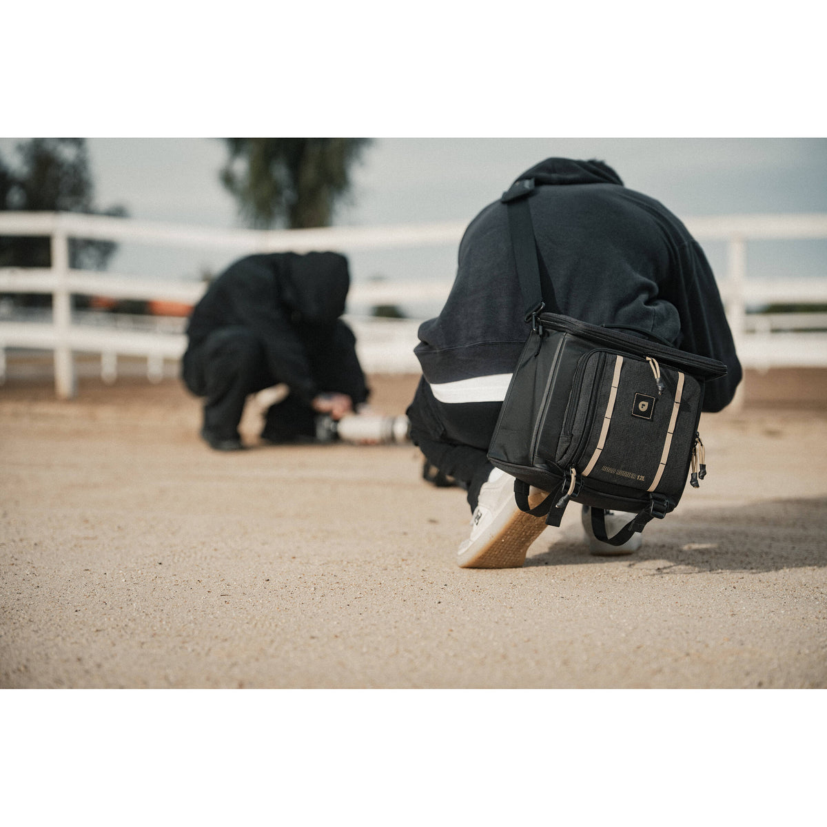 Bandolera PolarPro RoadRunner (Negro, 12L) - en uso