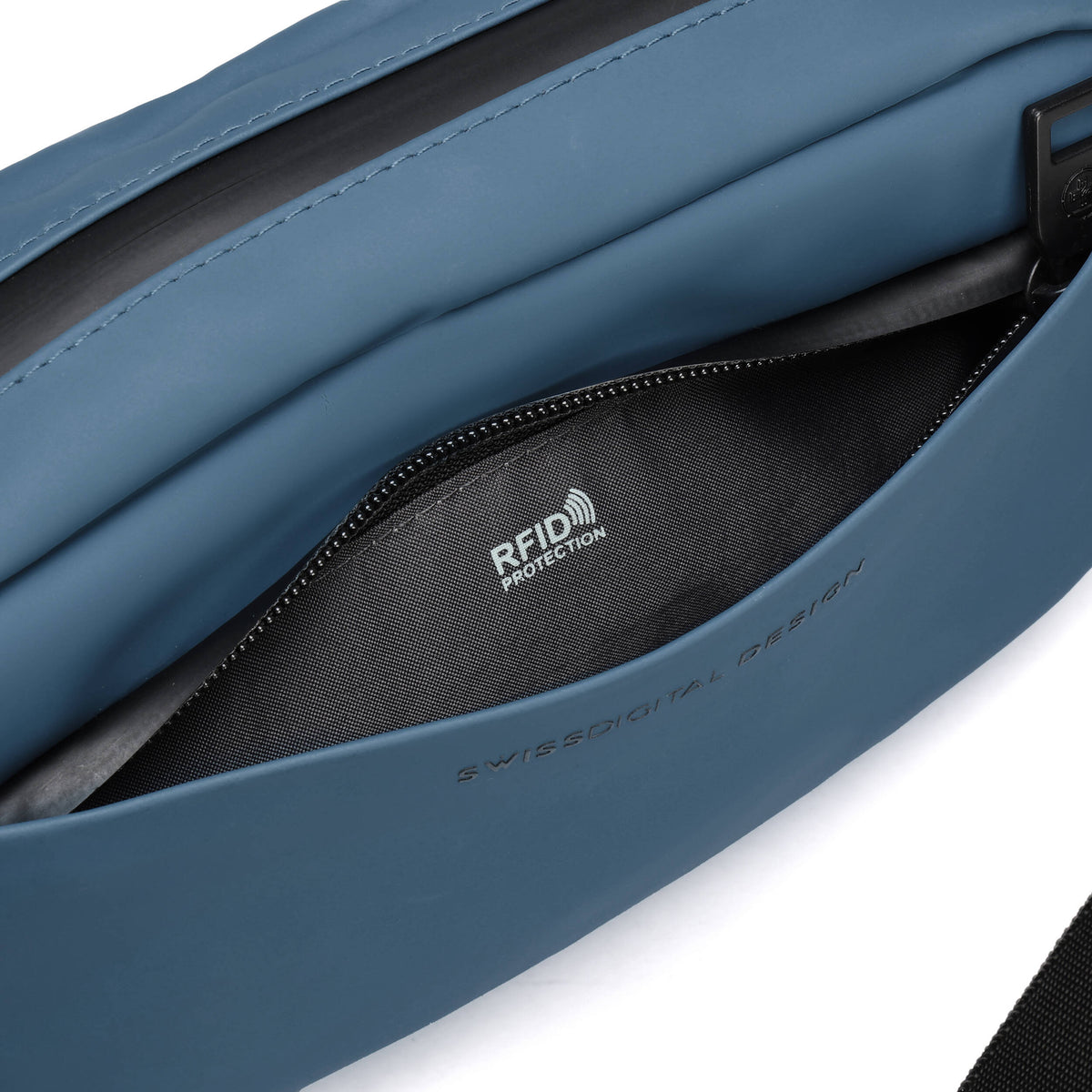 Bandolera Swissdigital LAMONE (Dark Azul, 2L) - en uso