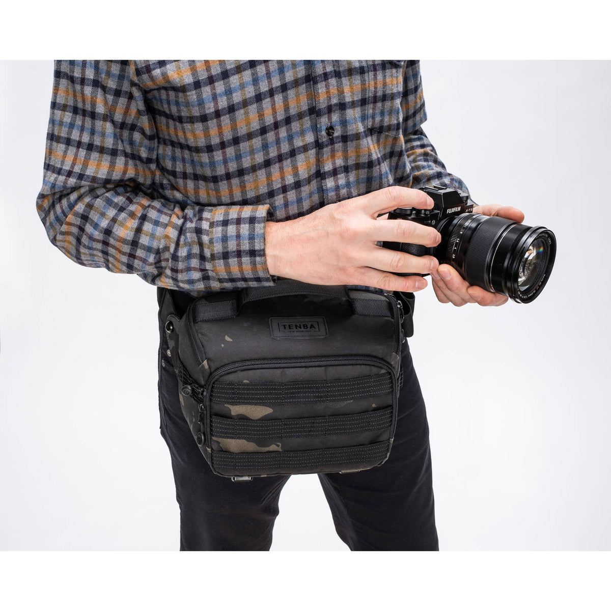 Bandolera Tenba AXIS V2 Sling (MultiCam Negro, 4L) - en uso