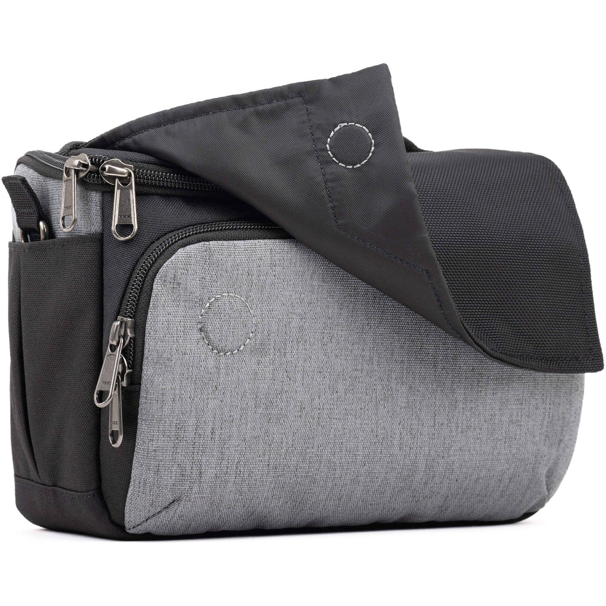 Bandolera Think Tank Photo Mover 20 (Cool Gris) - en uso