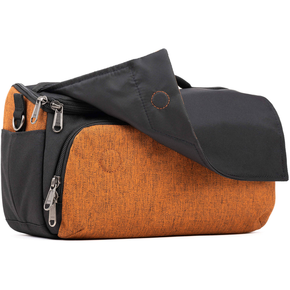 Bandolera Think Tank Photo Mover 25 (Campfire Naranja) - en uso