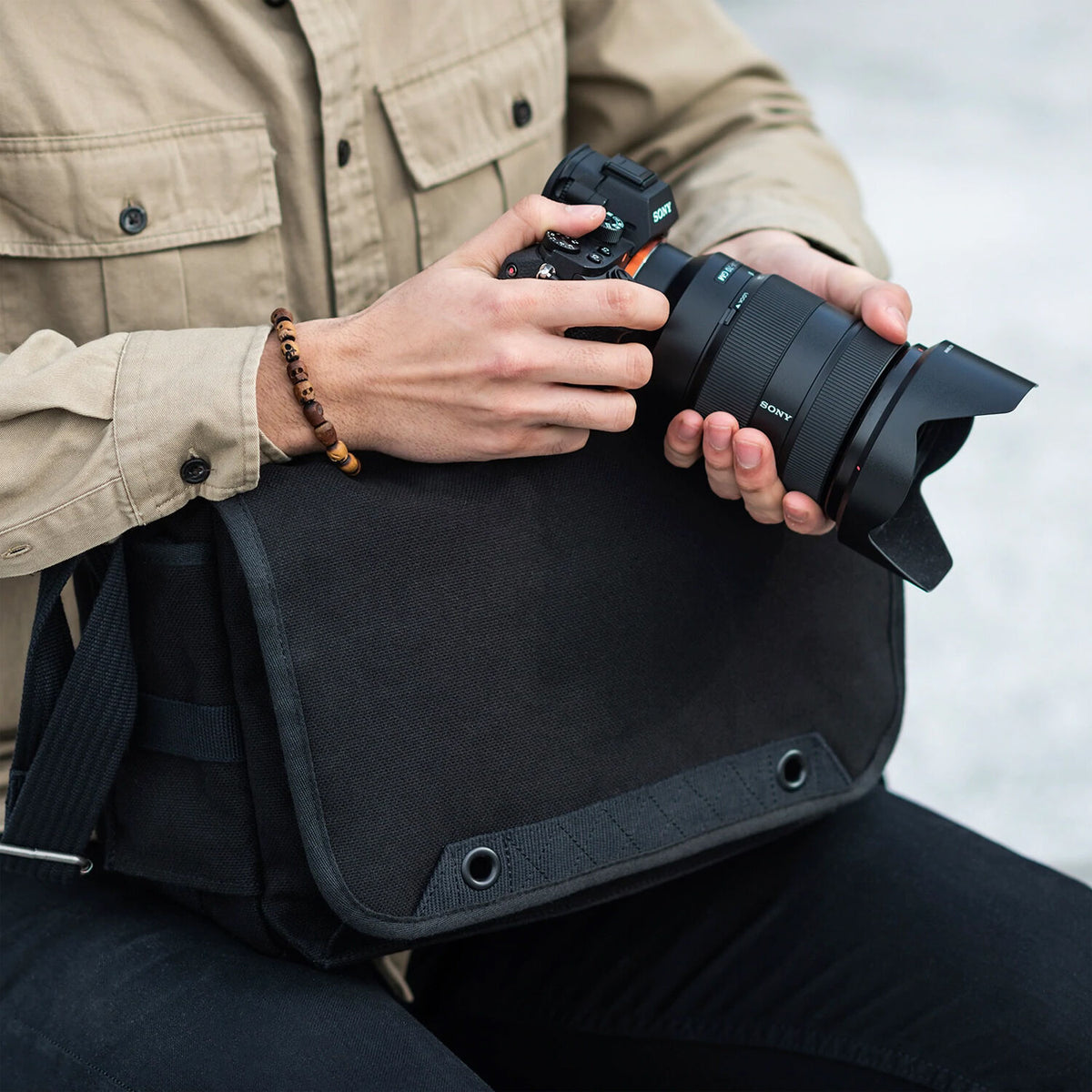 Bandolera Think Tank Photo Retrospective 20 V2.0 (Negro) - en uso
