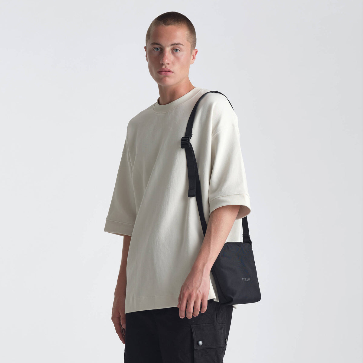 Bandolera Urth Andesite Pouch (Negro, 2L) - puertos y conexiones