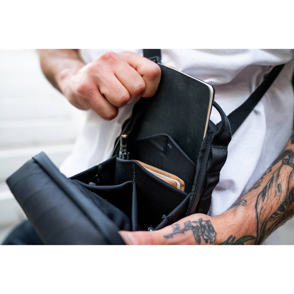 Bandolera WANDRD X1 Crossbody (Chico) - puertos y conexiones