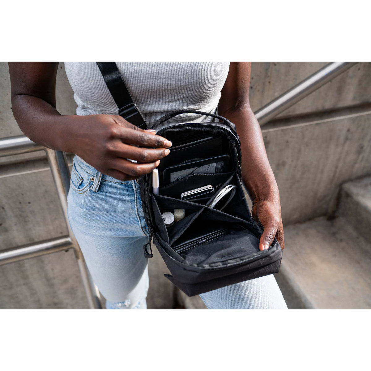 Bandolera WANDRD X1 Crossbody (Grande) - en uso