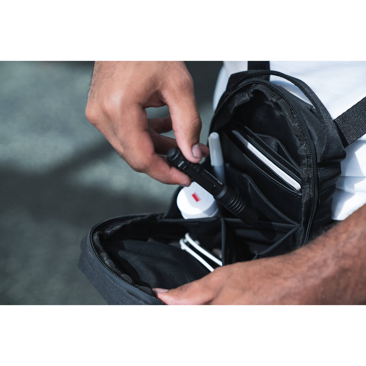Bandolera WANDRD X1 Crossbody (Mediano) - puertos y conexiones