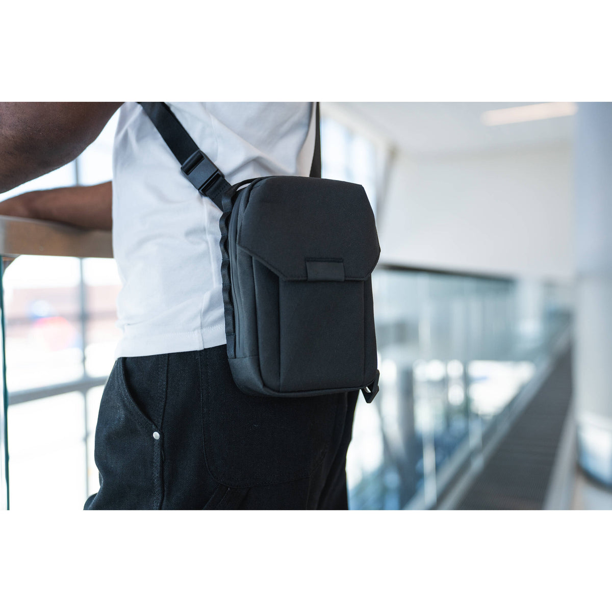 Bandolera WANDRD X1 Crossbody (Mediano) - en uso