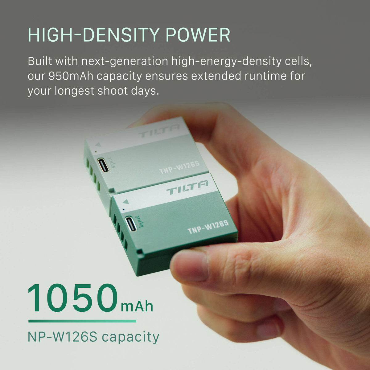 Batería Tilta NP-W126S con USB-C Input (1050mAh, Ash Verde) - en uso