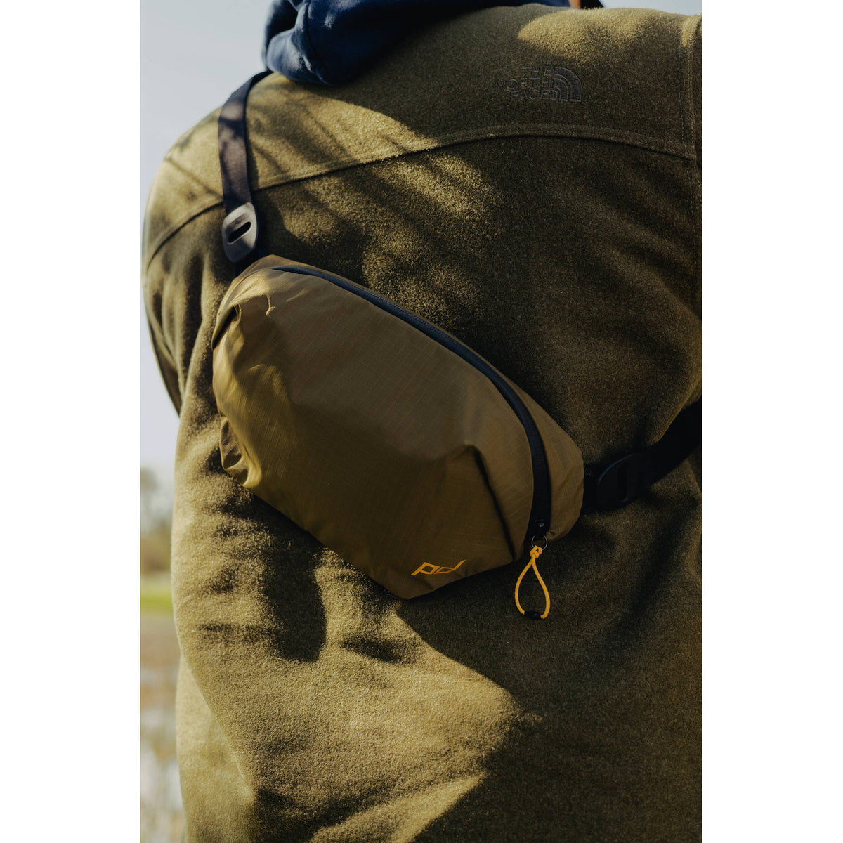 Bolso Bandolera Peak Design Outdoor Sling (Kelp, 2L) - detalle