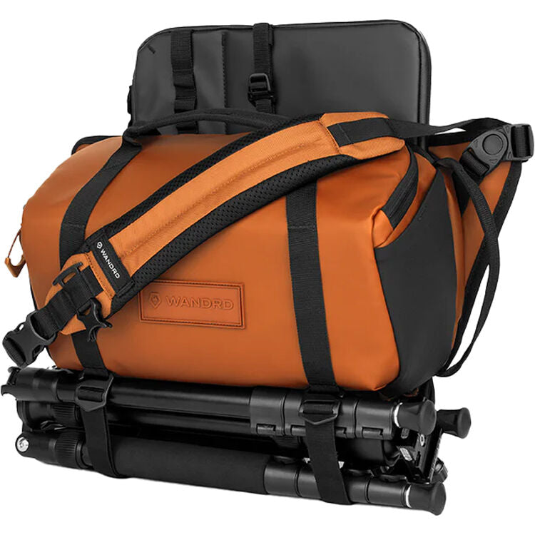 Bolso Bandolera WANDRD ROGUE V2 (Naranja Sedona, 9L) - puertos y conexiones