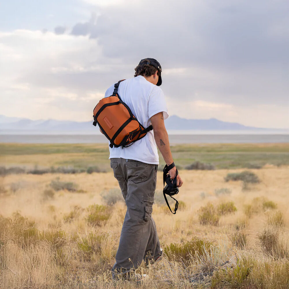 Bolso Bandolera WANDRD ROGUE V2 (Naranja Sedona, 9L) - en uso