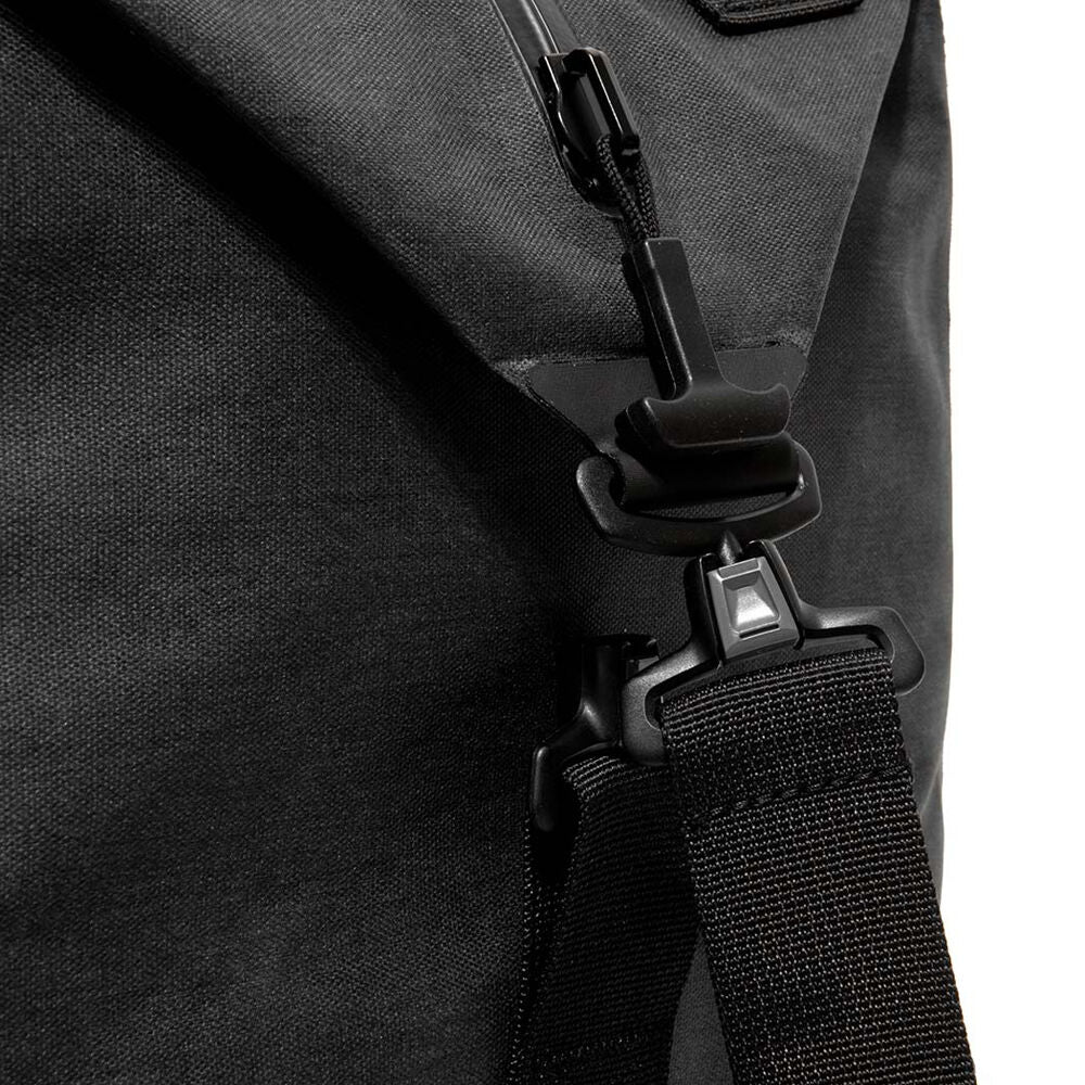 Bolso GoDark Faraday Bags Duffel (45L) - en uso