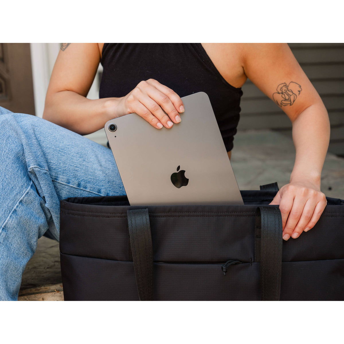 Bolso Moment Everything Tech (Negro, 19L) - contenido de la caja