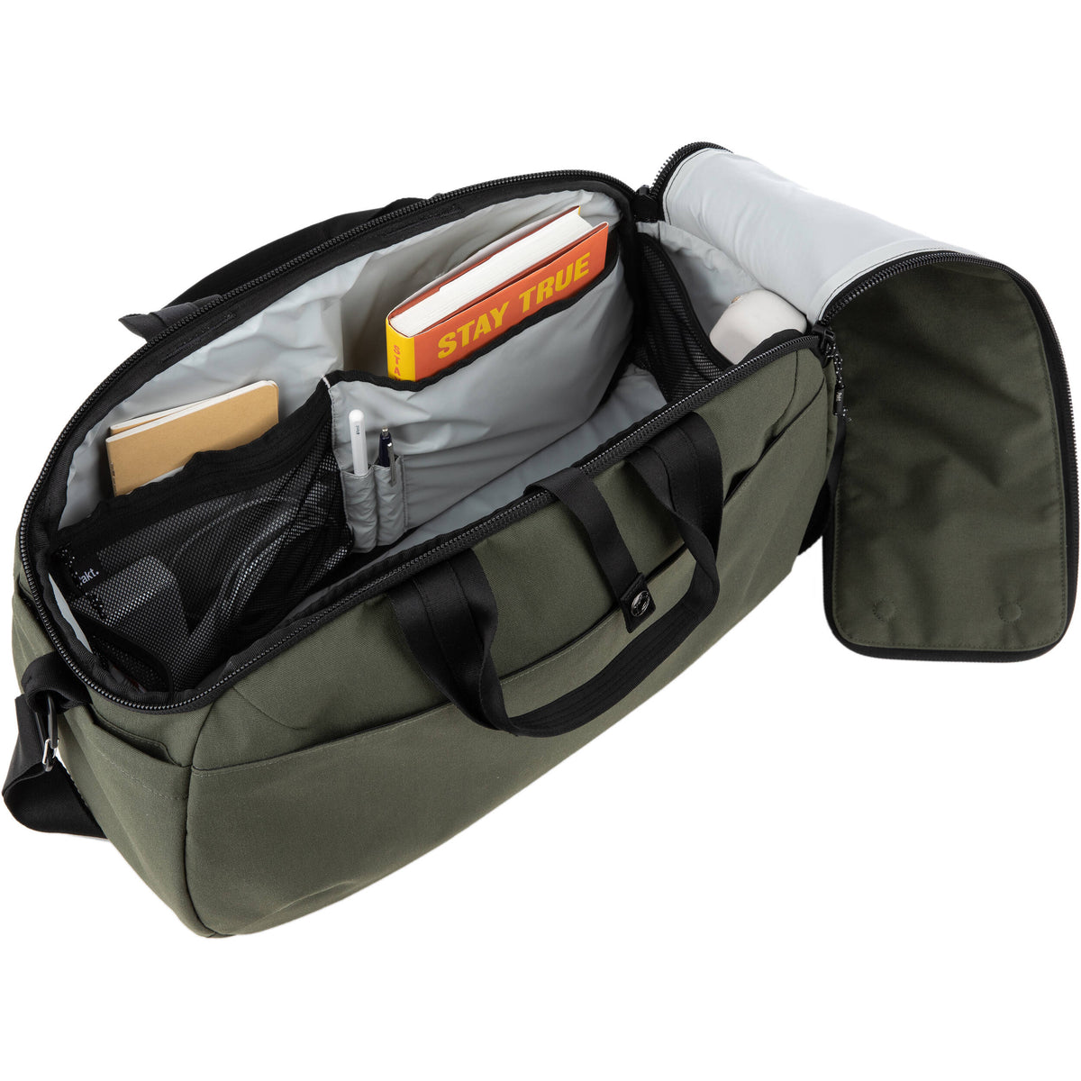 Bolso Pakt Travel Duffel (Forest, 25L) - en uso
