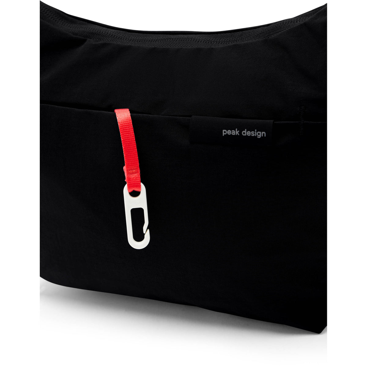 Bolso Peak Design City Crescent (Negro, 6L) - en uso