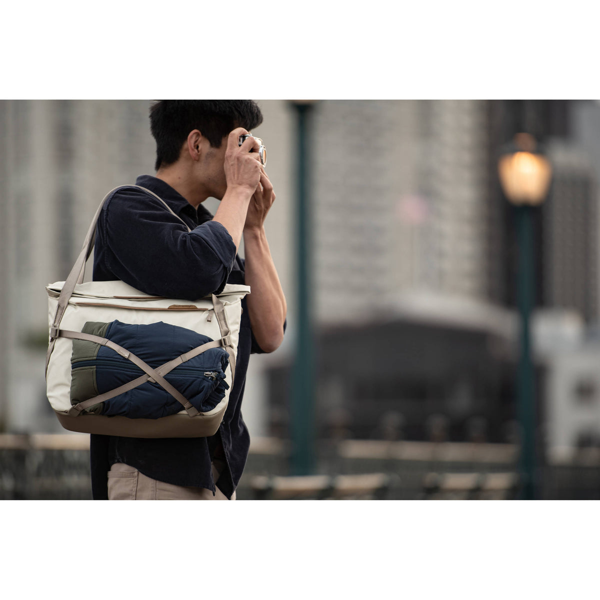 Bolso Peak Design Everyday (Bone Beige) - en uso