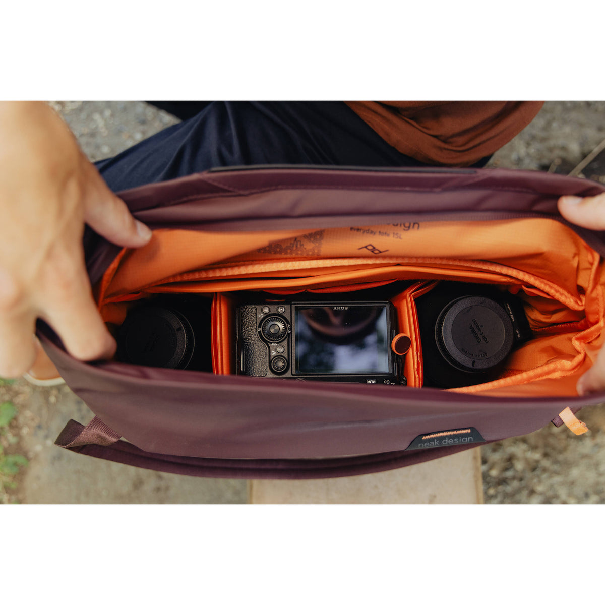 Bolso Peak Design Everyday (Eclipse Purple) - vista lateral