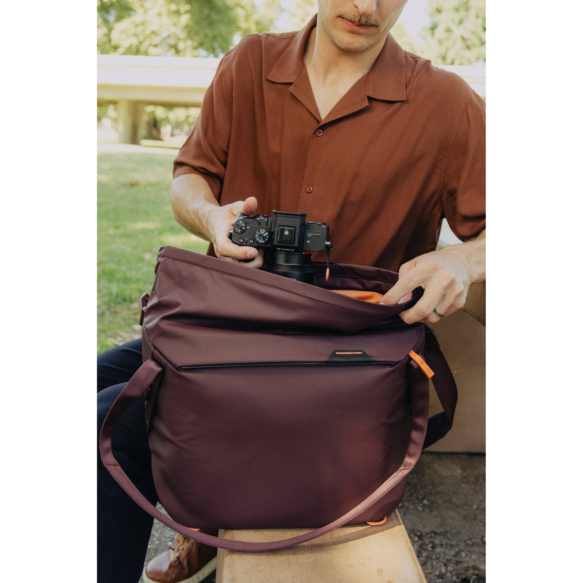 Bolso Peak Design Everyday (Eclipse Purple) - puertos y conexiones