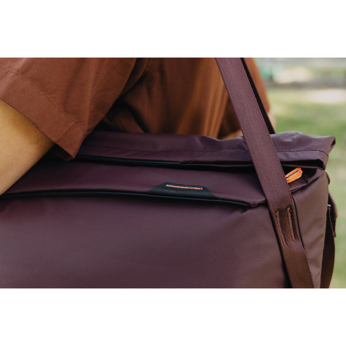 Bolso Peak Design Everyday (Eclipse Purple) - en uso