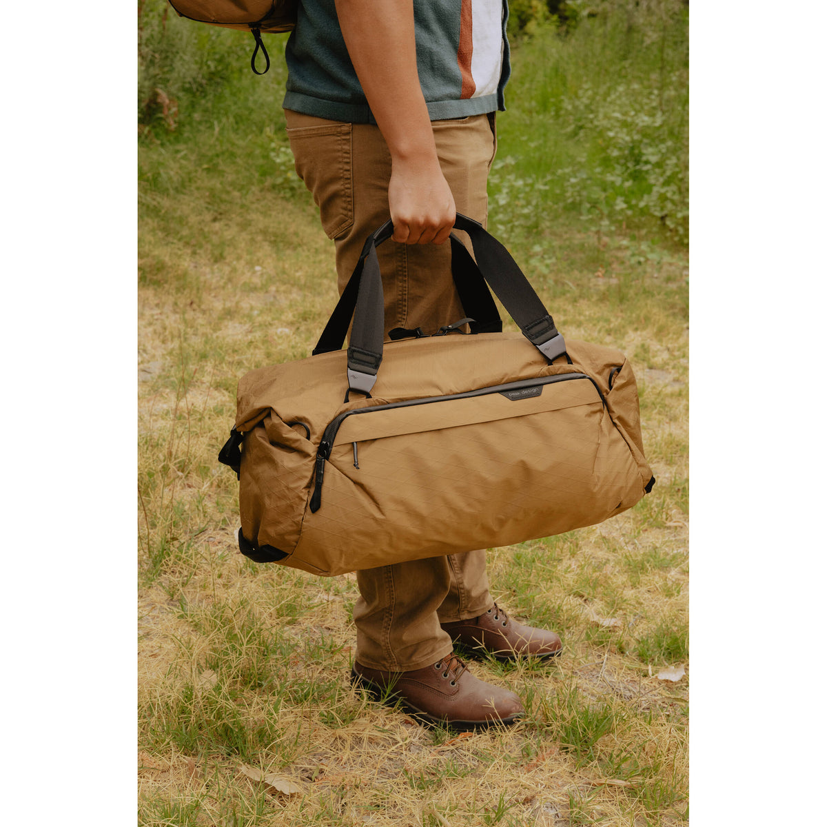Bolso Peak Design Travel Duffel (Coyote, 35L) - en uso
