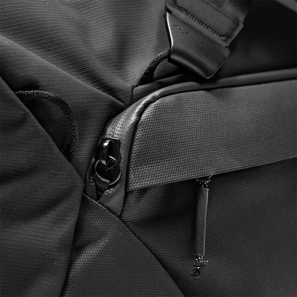 Bolso Peak Design Travel Duffel (Negro, 35L) - en uso