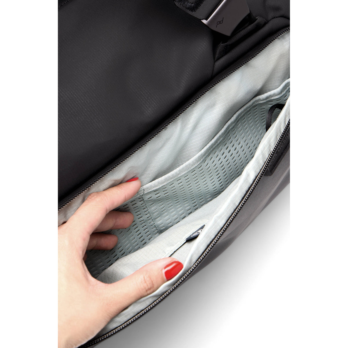 Bolso Peak Design Travel Duffel (Negro, 50L) - contenido de la caja