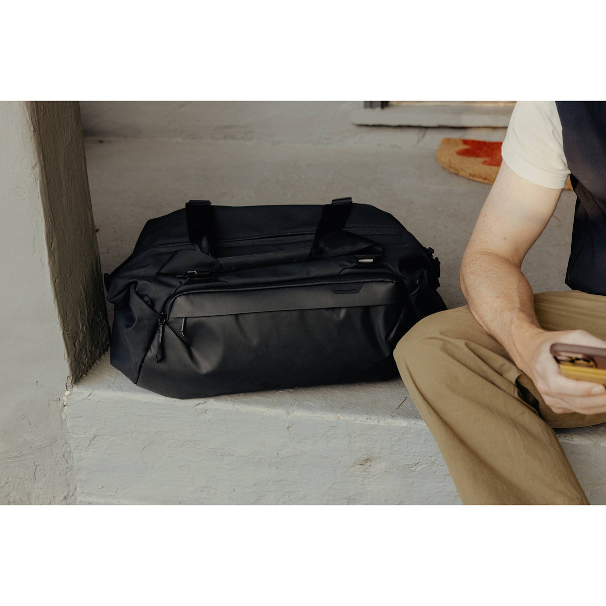 Bolso Peak Design Travel Duffel (Negro, 50L) - en uso