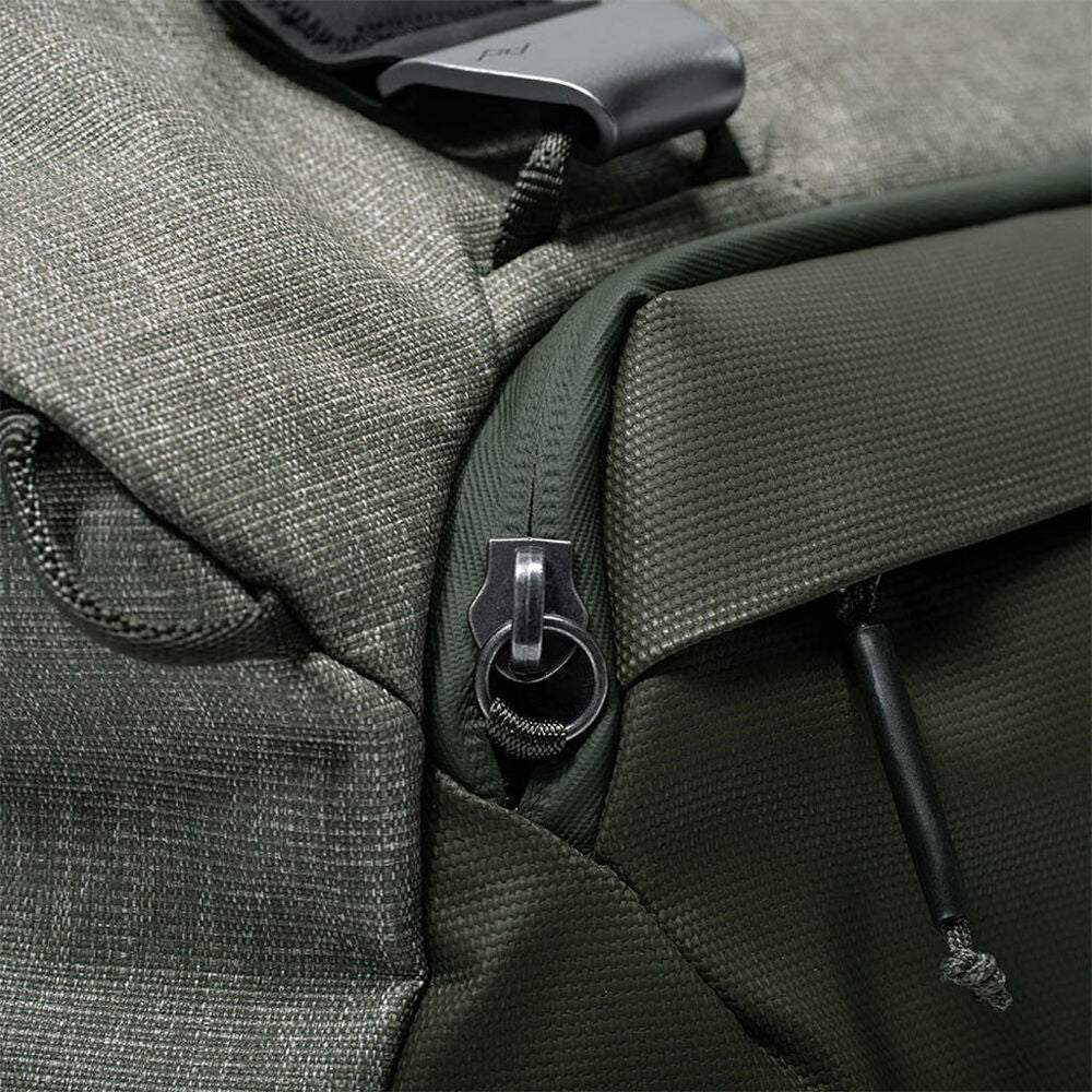 Bolso Peak Design Travel Duffel (Sage, 35L) - en uso