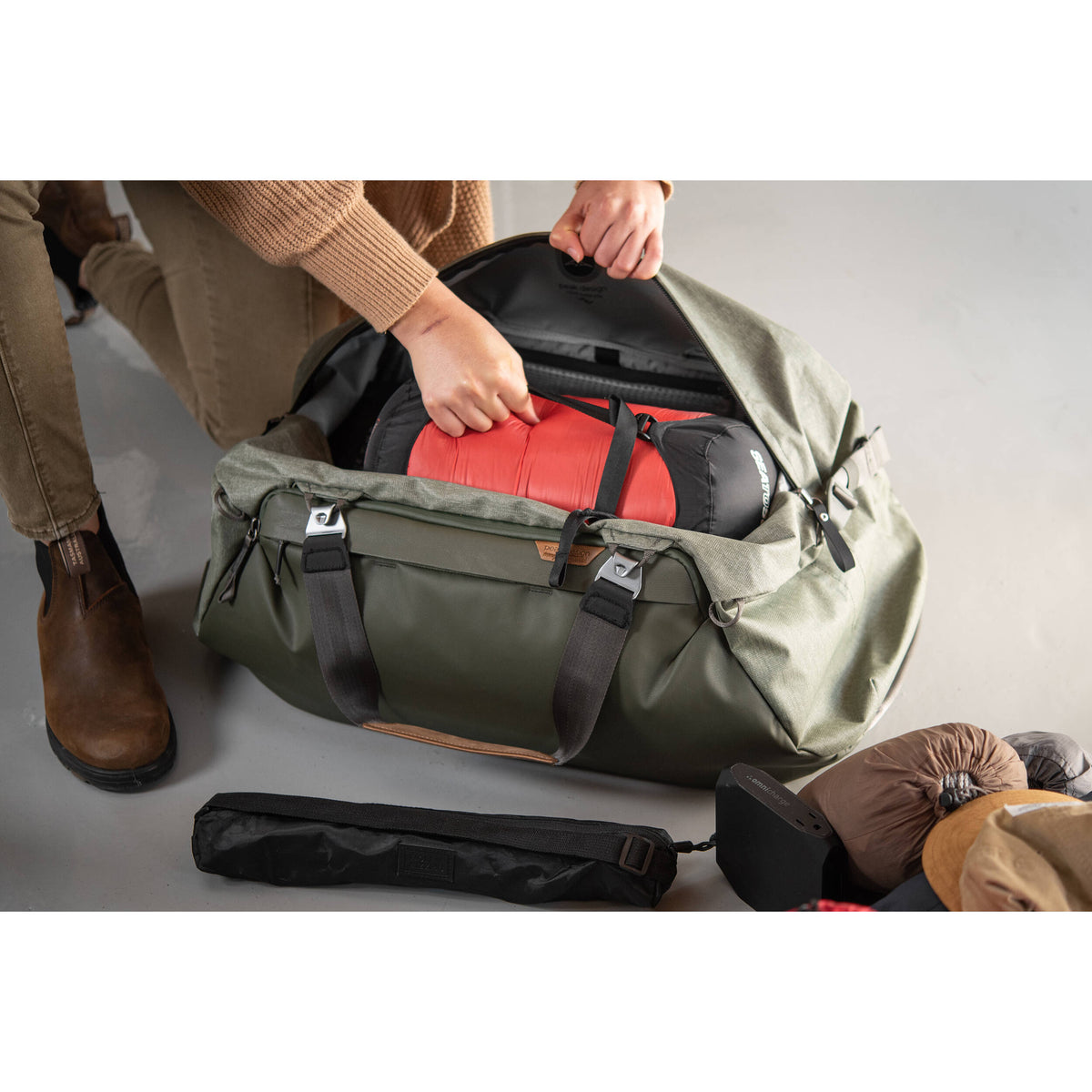 Bolso Peak Design Travel Duffel (Sage, 65L) (BTRD-65-SG-1) - vista lateral