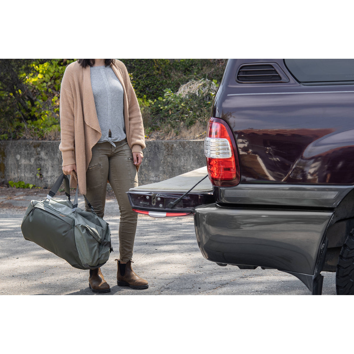 Bolso Peak Design Travel Duffel (Sage, 65L) (BTRD-65-SG-2) - en uso