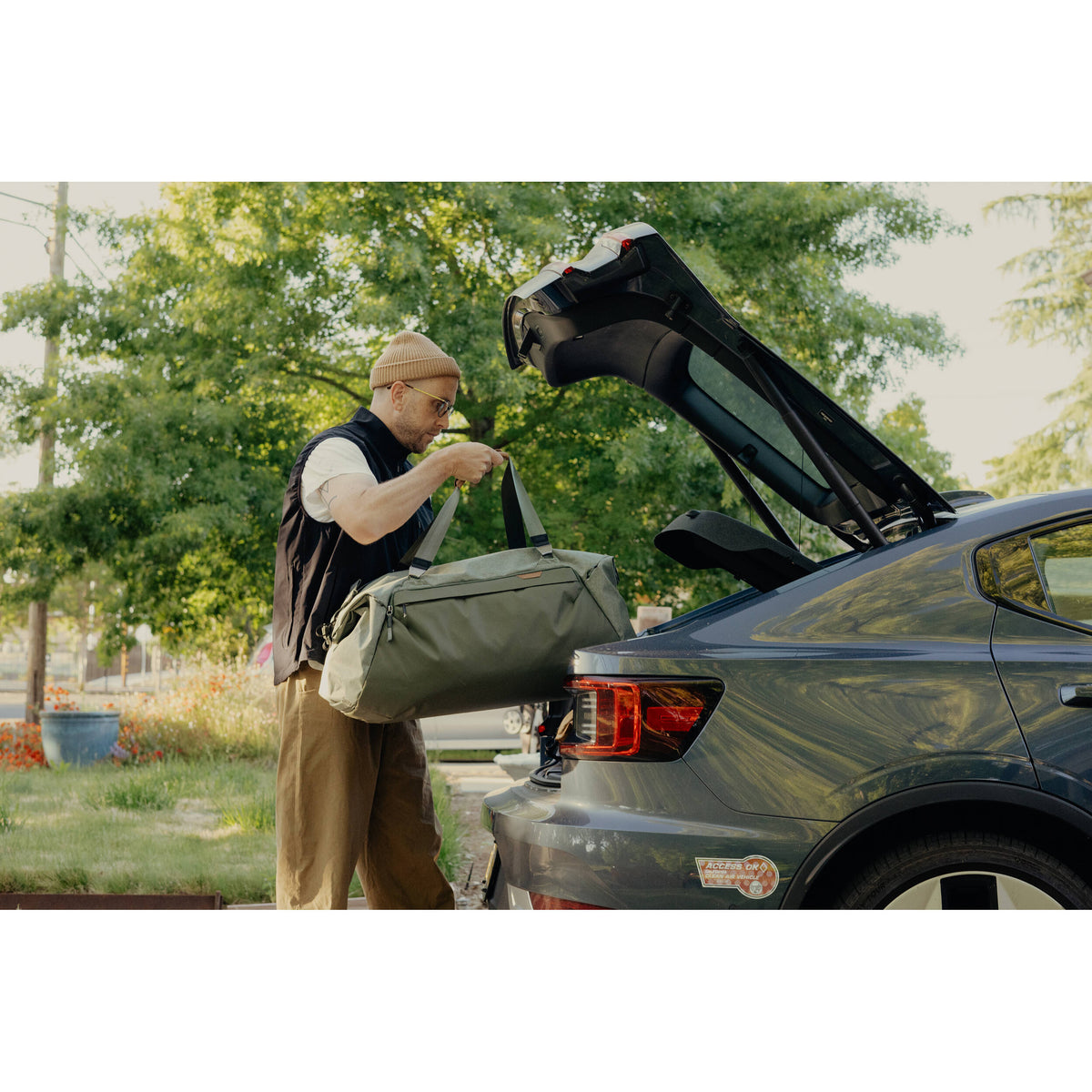 Bolso Peak Design Travel Duffel (Sage, 80L) - en uso