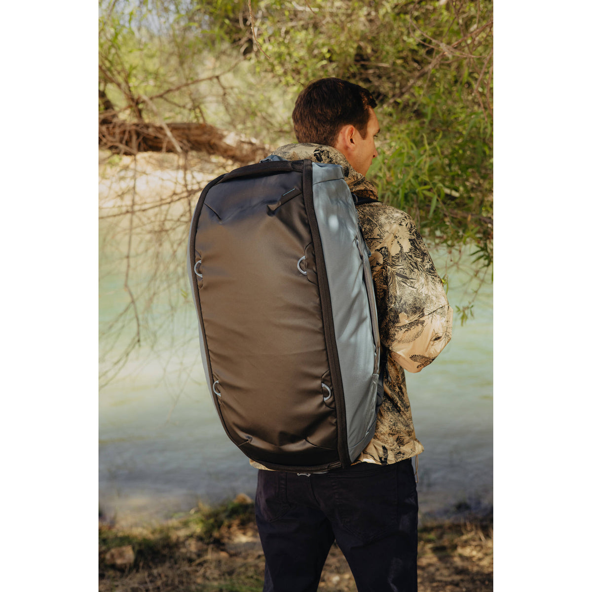 Bolso Peak Design Travel Duffelpack (Azul Océano, 65L) - puertos y conexiones