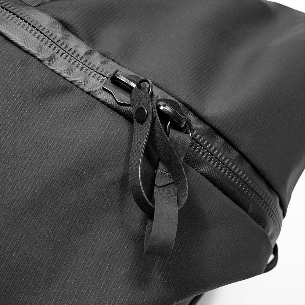 Bolso Peak Design Travel Duffelpack (Negro, 65L) - en uso