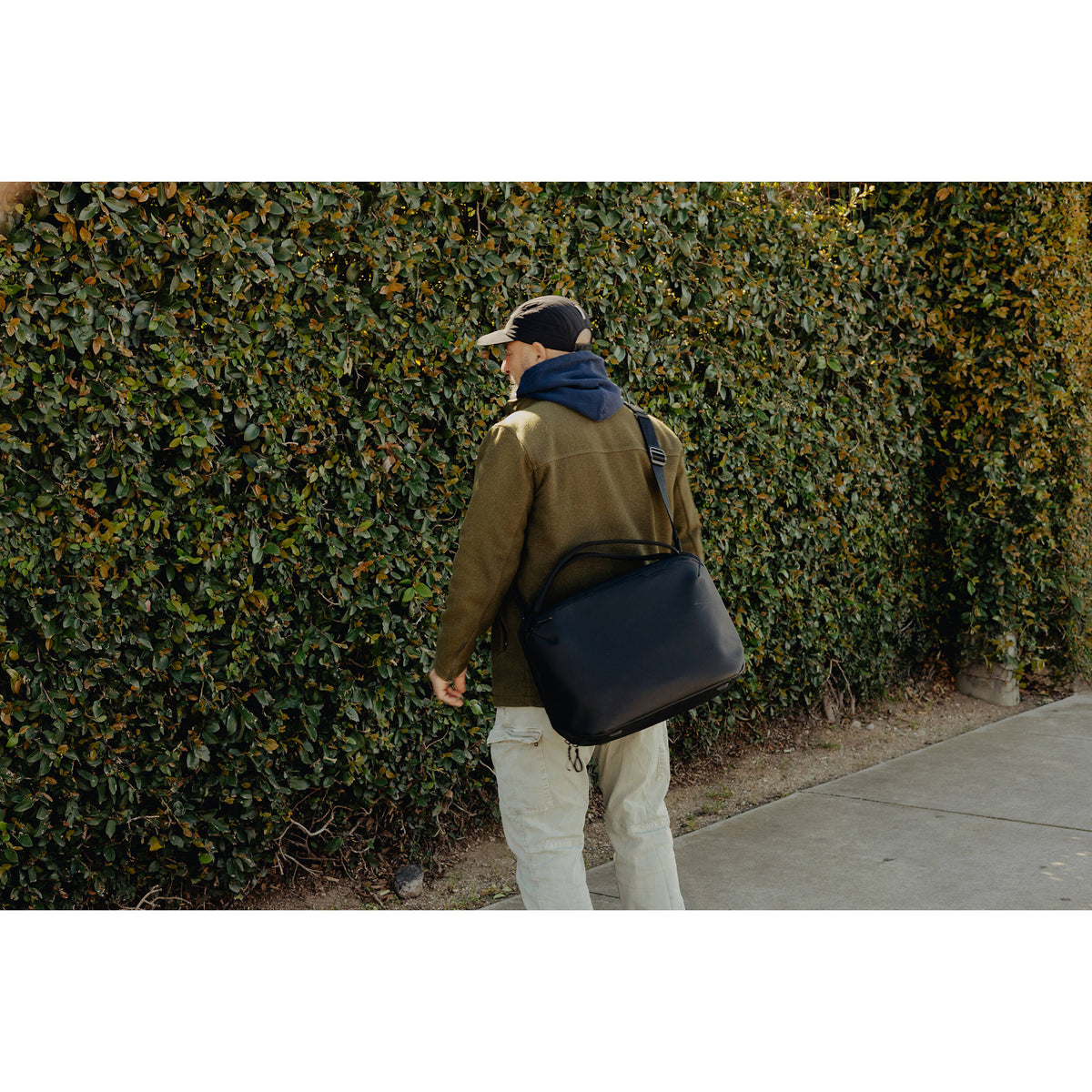 Bolso Peak Design Travel Weekender (Negro, 25L) - en uso