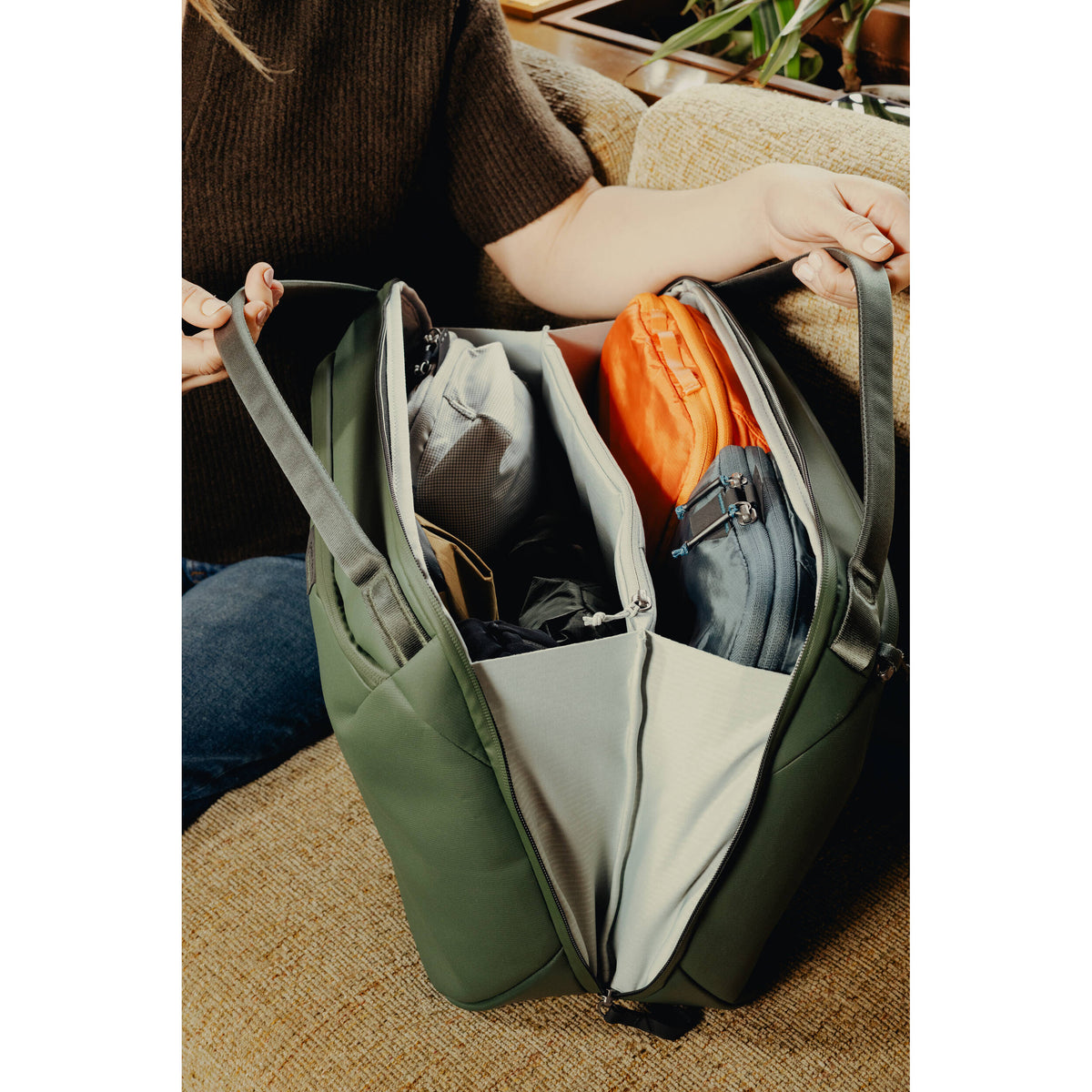 Bolso Peak Design Travel Weekender (Sage, 25L) - puertos y conexiones