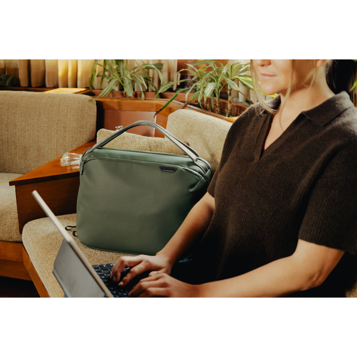 Bolso Peak Design Travel Weekender (Sage, 25L) - en uso