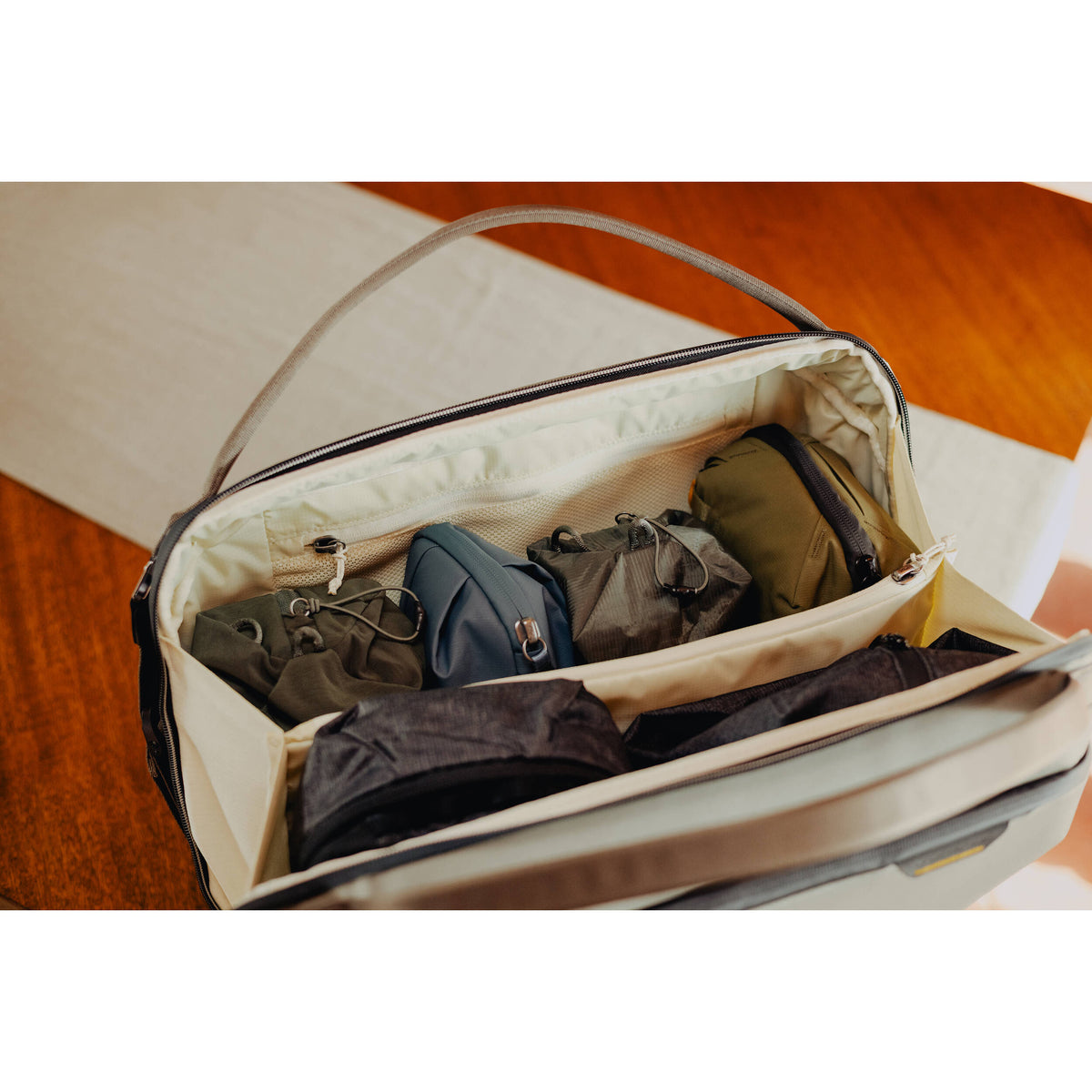 Bolso Peak Design Travel Weekender (Stone, 25L) - puertos y conexiones