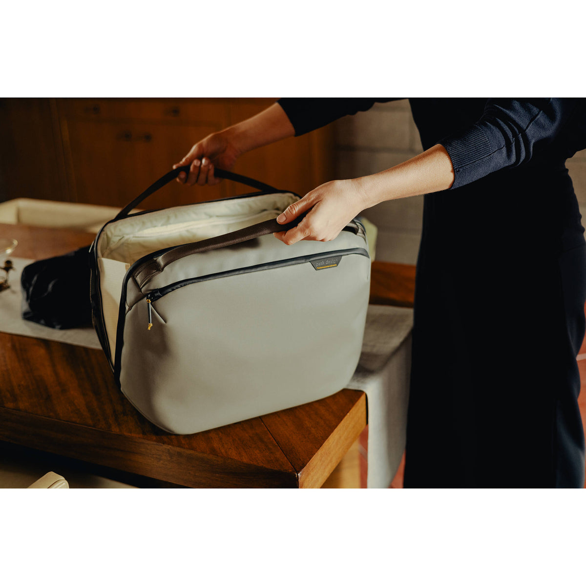 Bolso Peak Design Travel Weekender (Stone, 25L) - detalle