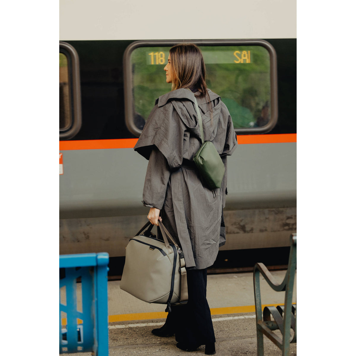 Bolso Peak Design Travel Weekender (Stone, 25L) - contenido de la caja