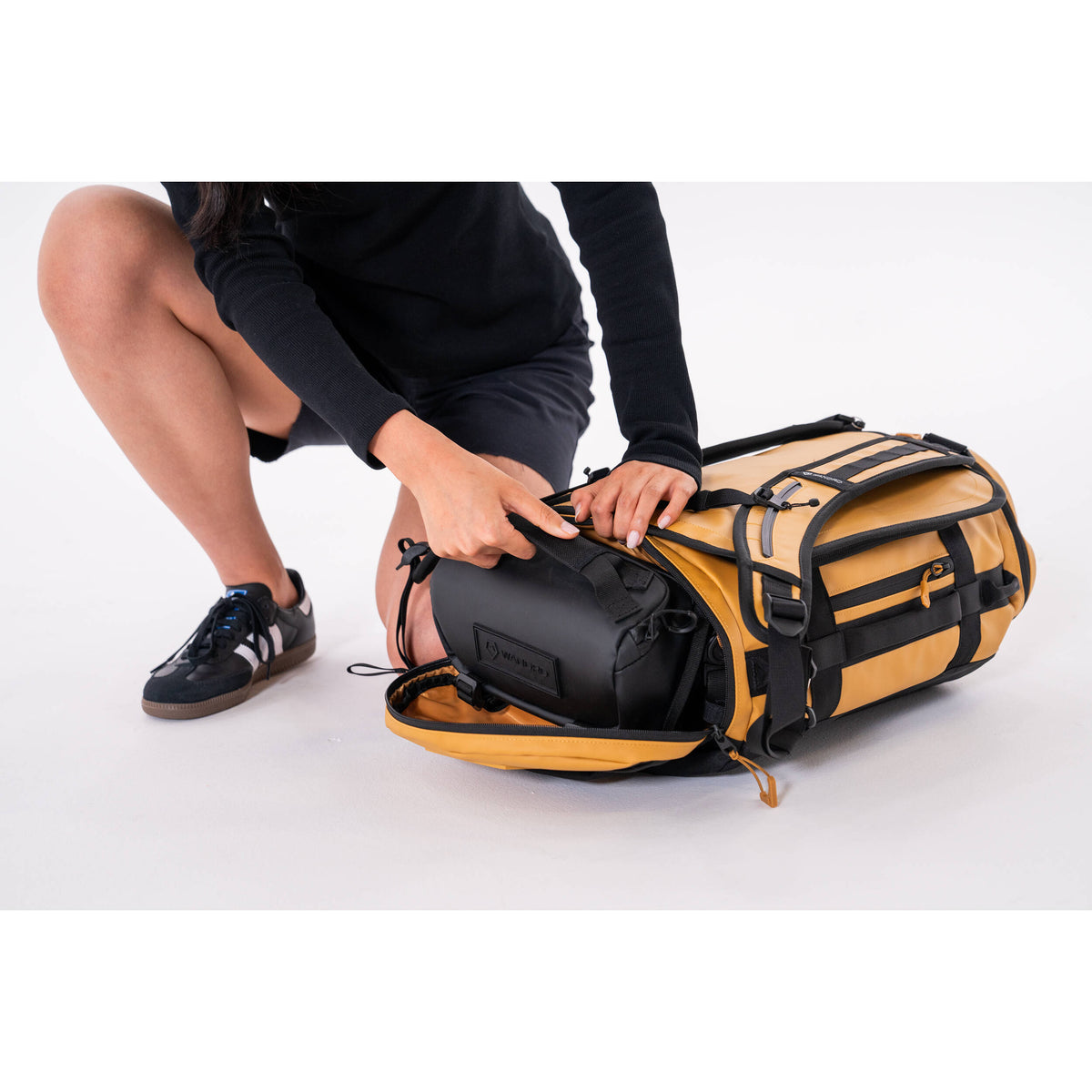 Bolso WANDRD CARRYALL Duffel (Amarillo Dallol, 30L) - en uso