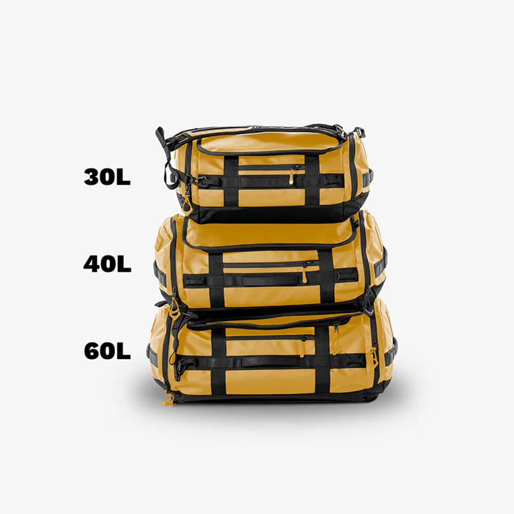 Bolso WANDRD CARRYALL Duffel (Amarillo Dallol, 60L) - en uso