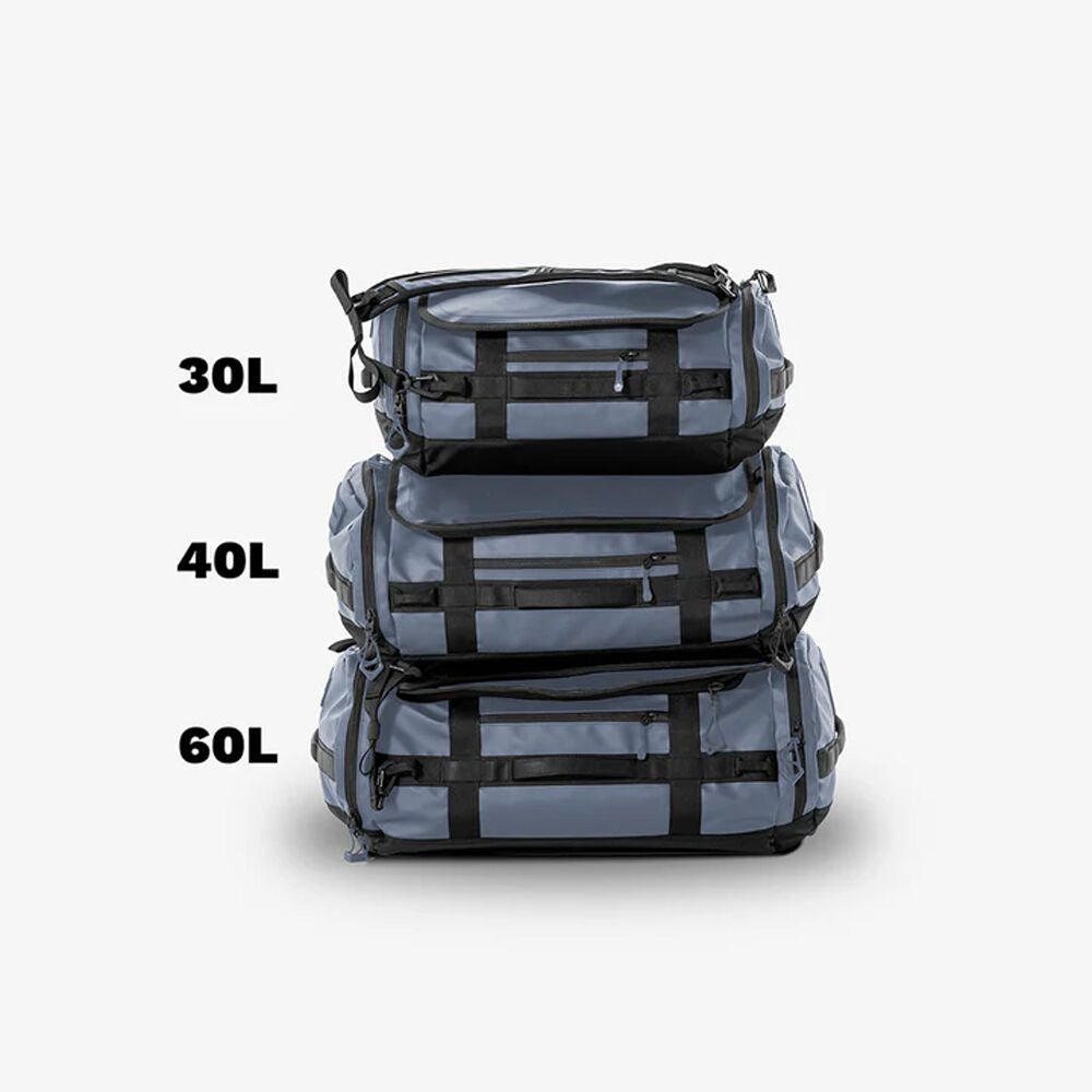 Bolso WANDRD CARRYALL Duffel (Azul Aegean, 60L) - en uso