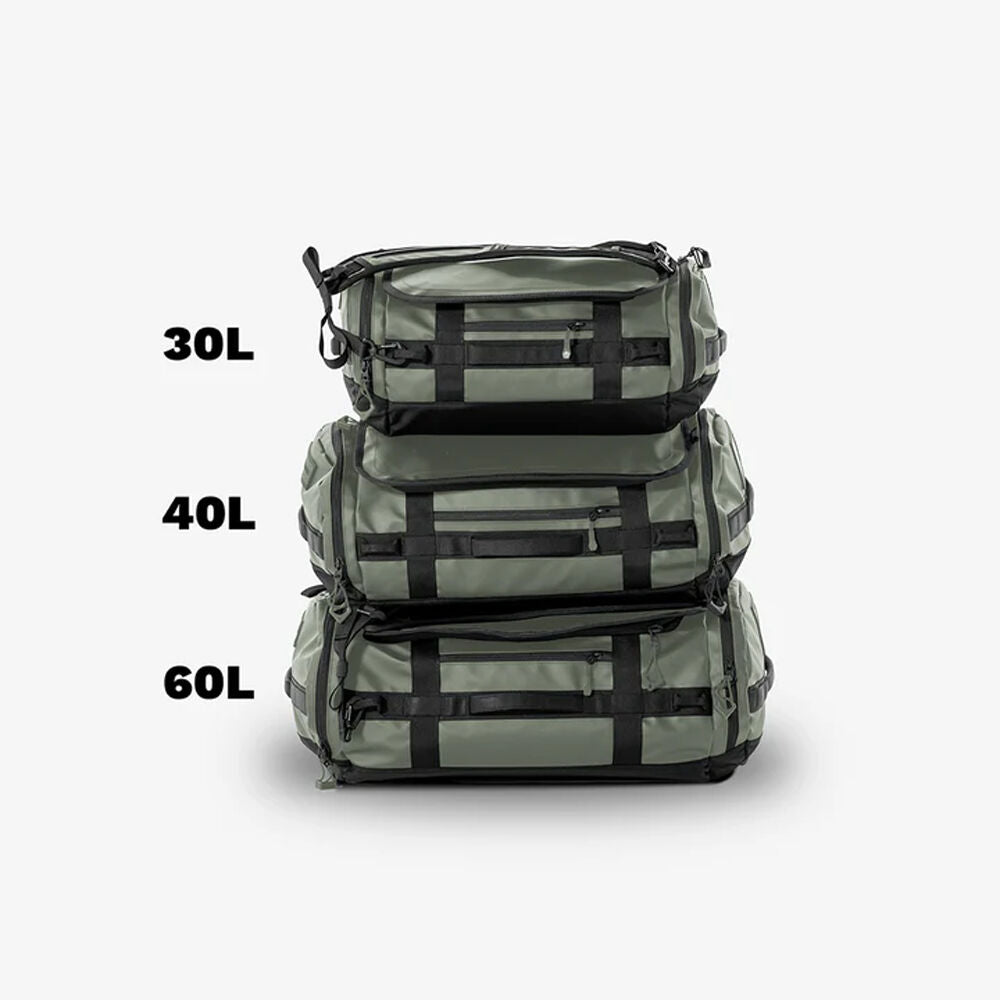 Bolso WANDRD CARRYALL Duffel (Verde Wasatch, 40L) - en uso