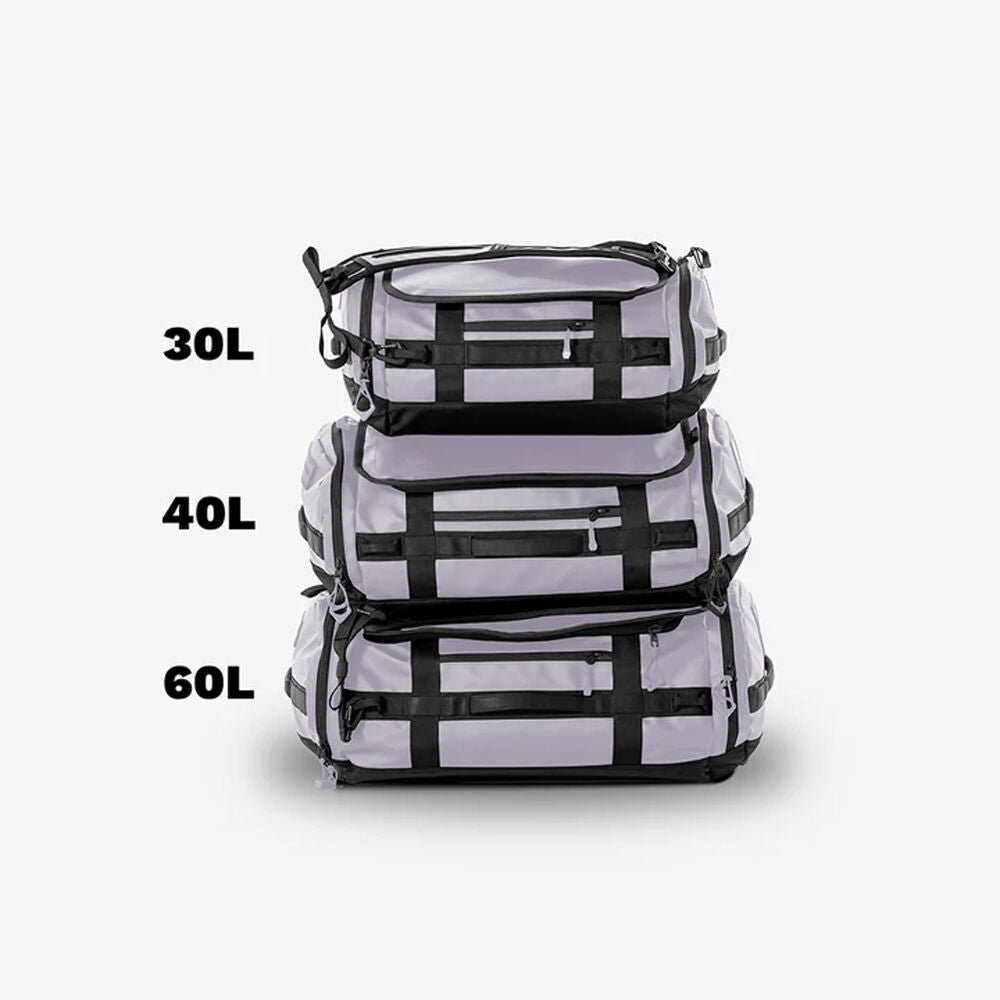 Bolso WANDRD CARRYALL Duffel (Violeta Uyuni, 40L) - en uso